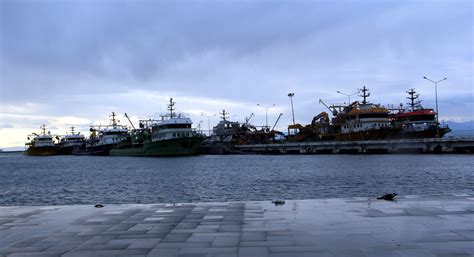 Sinop'ta fırtına nedeniyle yük gemileri doğal limana sığındı - Son Dakika Haberleri